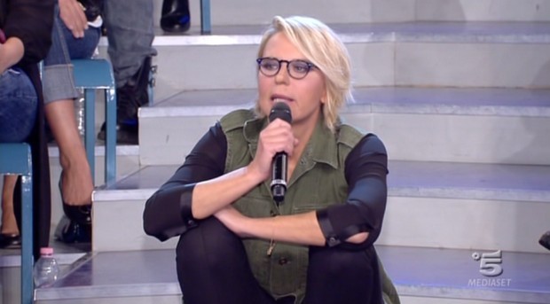 Maria De Filippi si “bonolisizza” e percula le sue creature (ma può permetterselo)