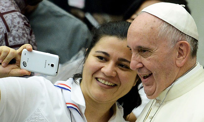 Il Papa in tv: dalla telefonata di Wojtyla alla telefonica di Francesco, il ‘genere’ si evolve