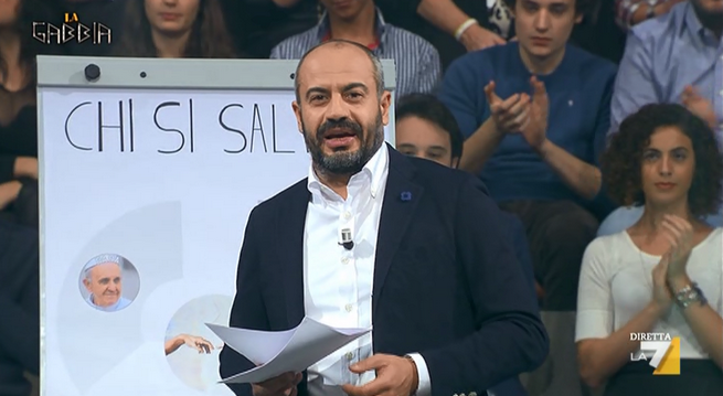 La Gabbia, Paragone contro Lilli Gruber: “Otto e mezzo ha sforato anche stasera, le regalo un orologio al prossimo Bilderberg”