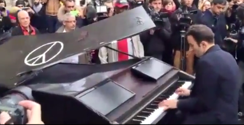 Parigi, Imagine suonata vicino al Bataclan da un pianista [video] #PrayForParis