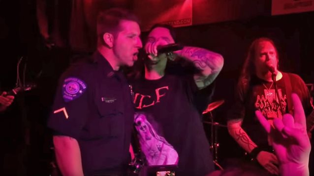 Poliziotto americano sul palco con i Vital Remains: licenziato