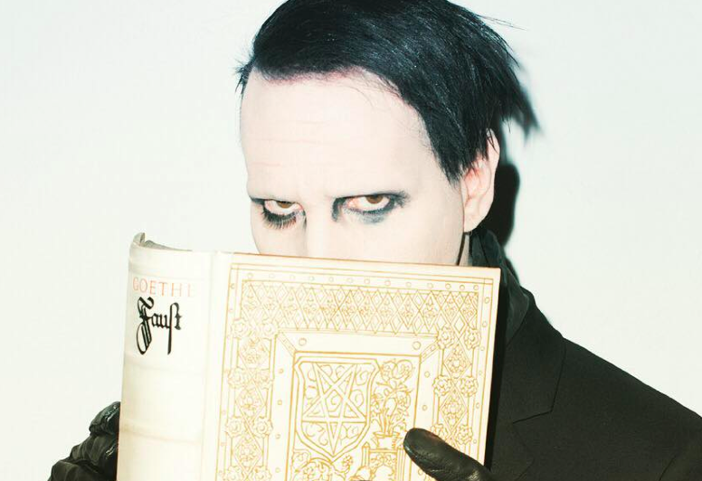 Marilyn Manson brucia una Bibbia sul palco durante un concerto a Firenze (Video)