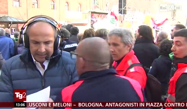 Tg2: l’inviato a Bologna non si accorge dei soccorsi a un manifestante e non si sposta (VIDEO)