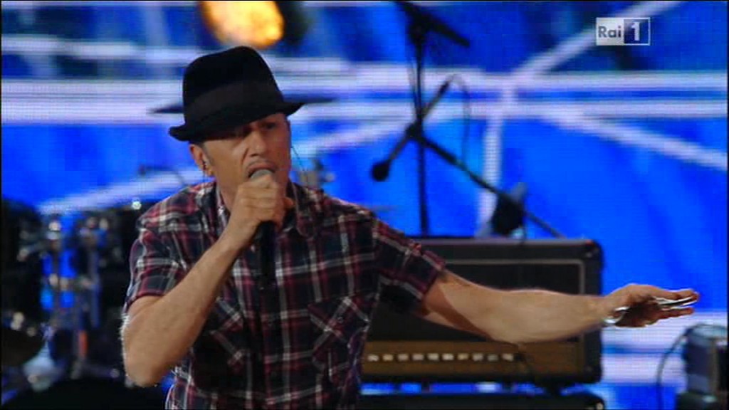 Neffa a Sanremo 2016: ha fatto la guest star ne L’Ispettore Coliandro