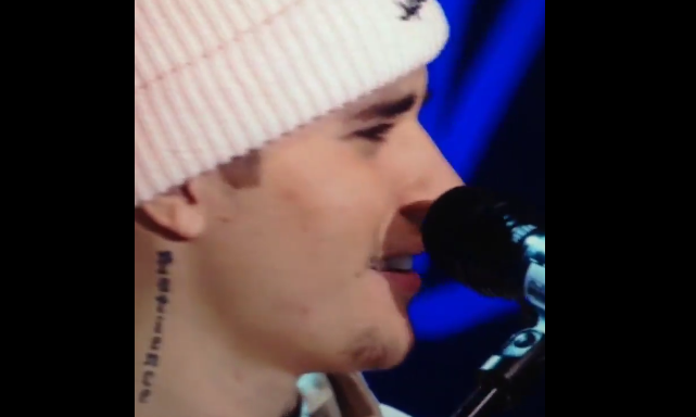 Justin Bieber, Christmas Eve: il cantante dimentica le parole [video]
