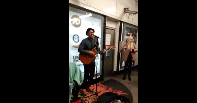 Si esibisce live nella metro di Londra: tutti cantano e ballano [video]