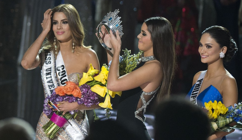 Miss Universo 2015, vince Miss Filippine ma il conduttore sbaglia e incorona Miss Colombia [video]