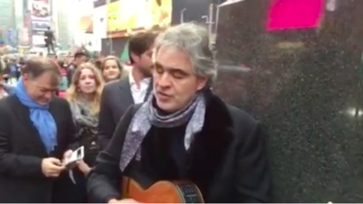 Andrea Bocelli canta per i poveri a New York (Video)