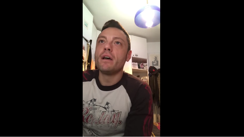 Natale 2015, Tiziano Ferro canta All I Want For Christmas Is You..  in pigiama (Video)