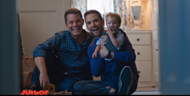 Frozen, lo spot Disney irrita Giovanardi: “Due uomini con un bambino? Dov’è la mamma?”