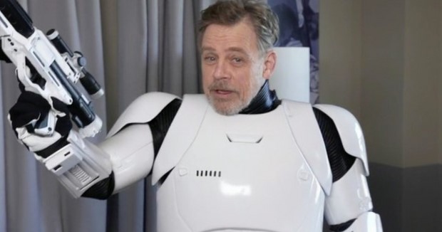 Star Wars 7: Mark Hamill diventa uno Stormtrooper per beneficenza (video)