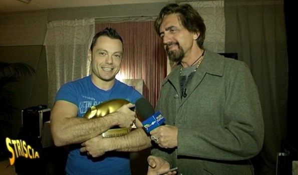 Tiziano Ferro: tapiro d’oro di Striscia la notizia per gli incidenti tecnici durante il tour (video)