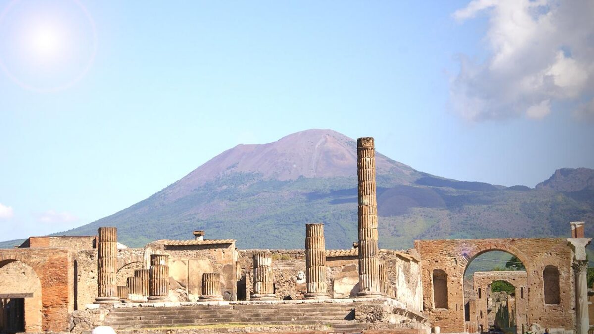 Voyager, diretta 11 dicembre 2015: Napoli, il Vesuvio e i misteri della città