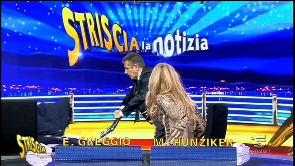 Striscia la gag sulla Hunziker incinta. Michelle non fa altrimenti notizia