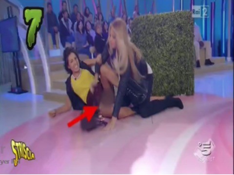 Striscia la notizia, Caterina Balivo senza mutande? La replica alla Hunziker: “Le tengo come todas”