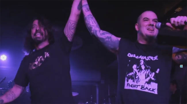 Dave Grohl sul palco per ricordare Dimebag Darrell (video)
