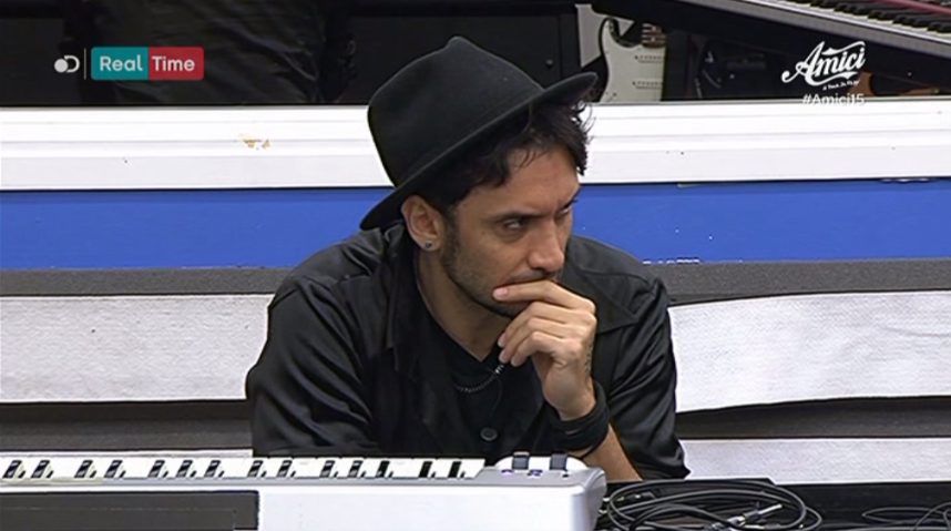 Amici 15, Fabrizio Moro e il “farsi violenza” in tv