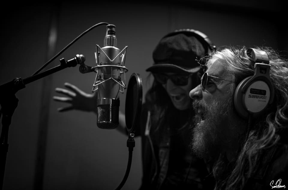 Mick Mars al lavoro con John Corabi sul disco solista