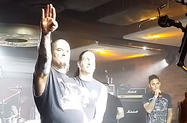 Phil Anselmo e il braccio teso al Dimebash: ‘Era uno scherzo’