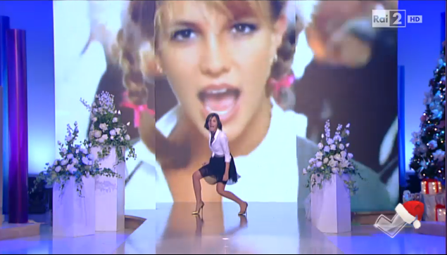 Detto Fatto, la Balivo inaugura Ciak si Gira! ed è Tale e quale a Britney Spears (video)