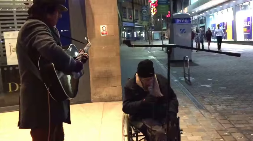 Il senzatetto canta Summertime col musicista di strada (Video)