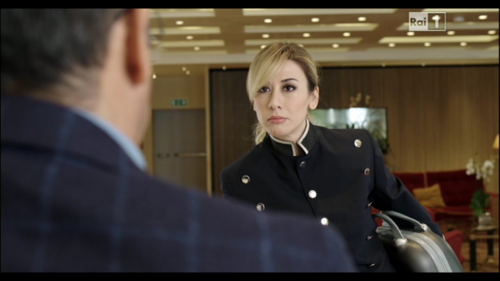Sanremo 2016, il promo classista (foto). Carlo Conti tratta il cast da servitù