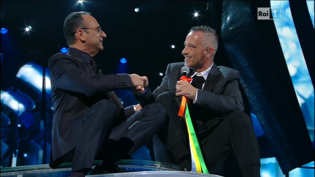 Sanremo 2016, Eros Ramazzotti ha il nastro rainbow sul microfono e bacia Marica Pellegrinelli (foto)