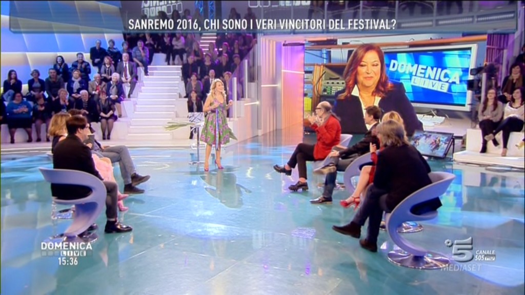 Barbara D’Urso e i nastri arcobaleno a Domenica Live