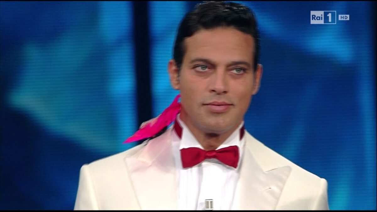 Sanremo 2016: Gabriel Garko in bianco con la ‘farfallina’ di Belen