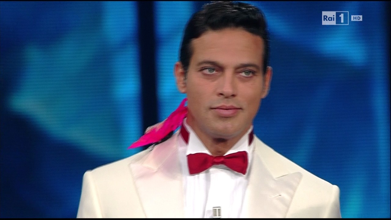 Sanremo 2016: Gabriel Garko in bianco con la ‘farfallina’ di Belen