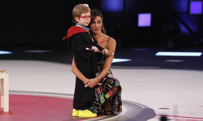 Stasera in tv, 19 febbraio 2016: Così Lontani Così Vicini, Coliandro, Pequenos Gigantes