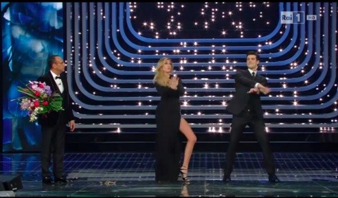 Sanremo 2016: Roberto Bolle balla La notte vola con Virginia Raffaele (VIDEO)