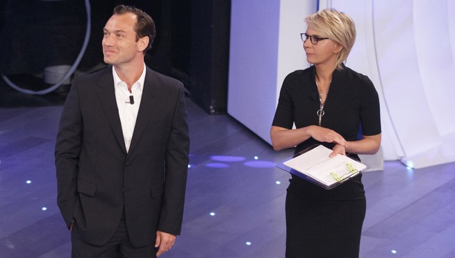 Stasera in tv, 6 febbraio 2016: Sogno e Son Desto con l’Amoroso, C’è Posta Per te con Jude Law
