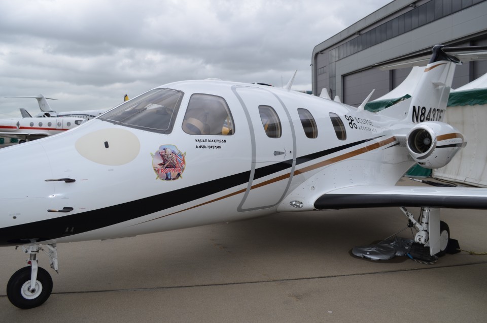 Bruce Dickinson salva una tartaruga marina trasportandola con il suo aereo