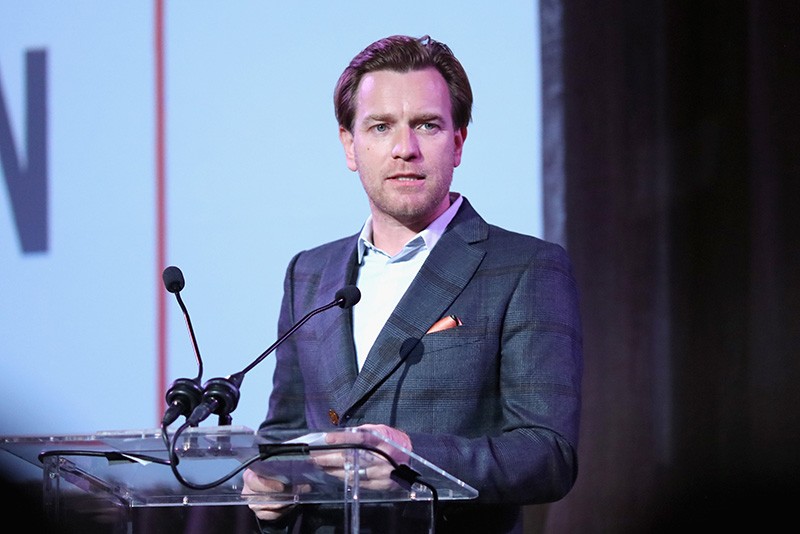 Ewan McGregor canta Heroes di David Bowie ad Hollywood