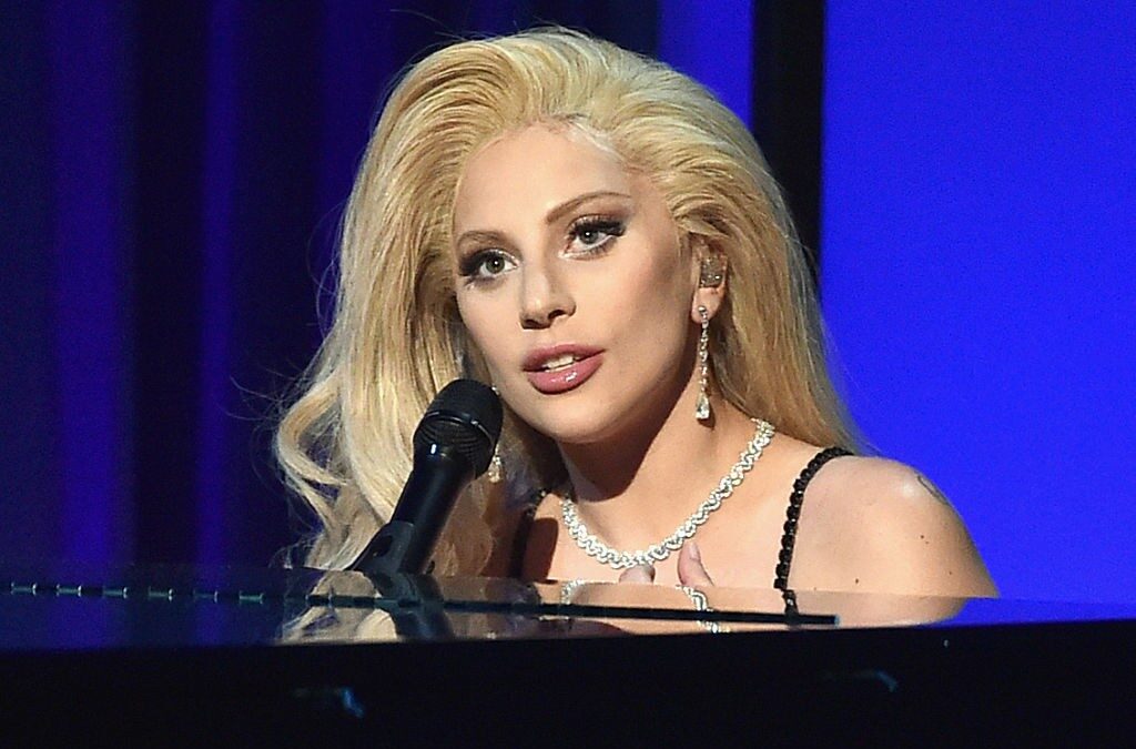 Grammy 2016, tributo a David Bowie con Lady Gaga