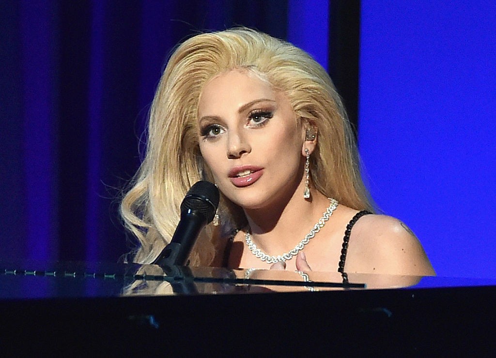 Grammy 2016, tributo a David Bowie con Lady Gaga