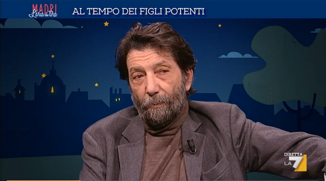 L’Aria che tira stasera, Cacciari demolisce la Merlino in diretta: “L’intervista a Berlusconi? Comizietto senza interlocutori” (VIDEO)