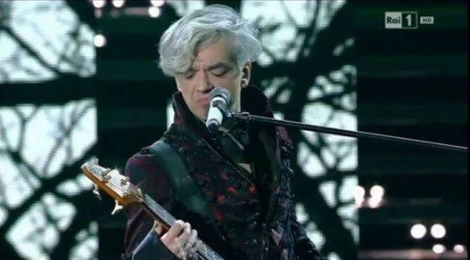 Sanremo 2016, Bluvertigo: tributo a Bowie e polemica con Elio