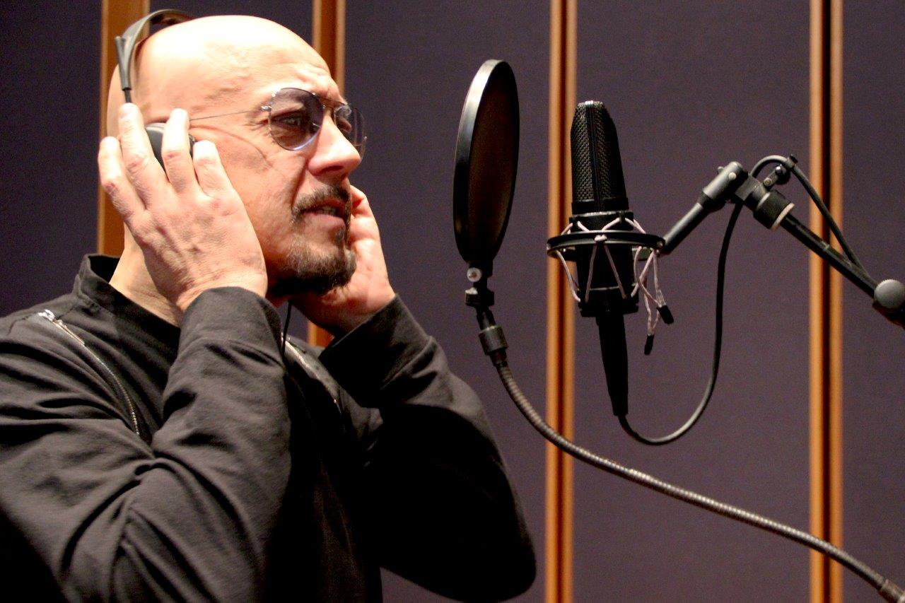 Enrico Ruggeri a Blogo: “Cerco sempre di andare per la mia strada, e oggi è molto più facile”