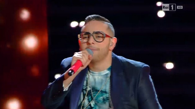 Rocco Hunt – Tu vuo’ fa’ l’americano: testo e video esibizione 11 febbraio
