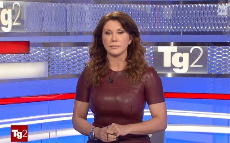 Tg2, la giornalista Manuela Moreno in abito attillato scatena Twitter