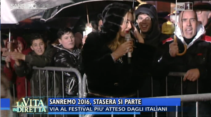 Sanremo 2016, Valeria Marini sulla passerella con la pioggia (foto)