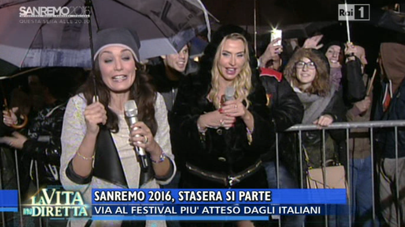 La vita in diretta a Sanremo, Valeria Marini sfida la passerella con la pioggia (foto)