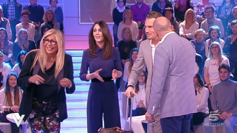 Isola dei Famosi 2016, Alfonso Signorini: “La Ventura? Dicono durerà come un gatto in tangenziale”