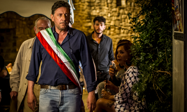 Stasera in tv, 8 febbraio 2016: Il Sindaco Pescatore, Gravity, Boss in Incognito