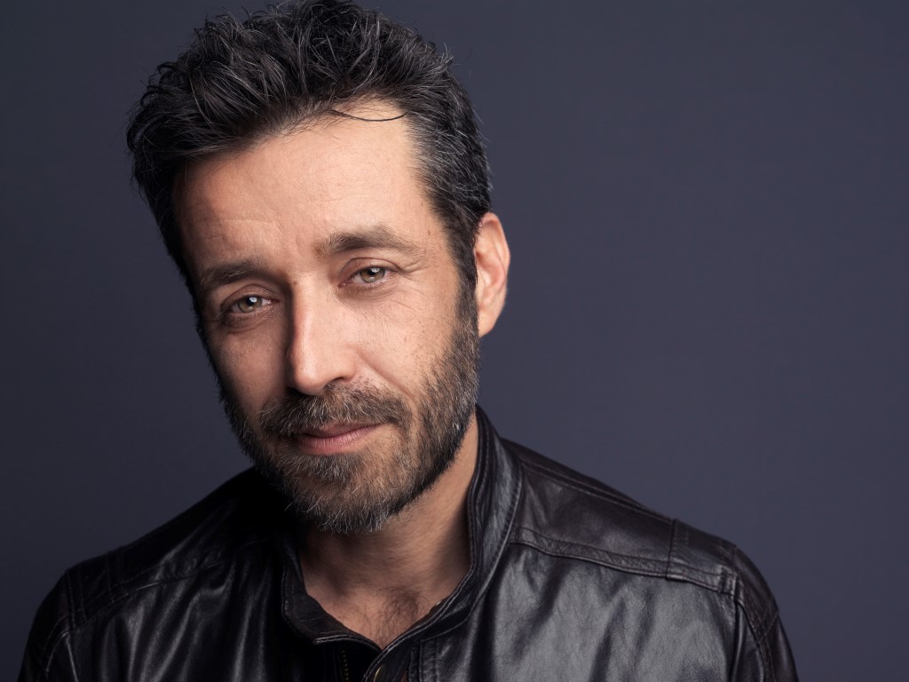 Daniele Silvestri, Acrobati: “Siamo tutti un po’ funamboli, ma riusciamo ad andare avanti”