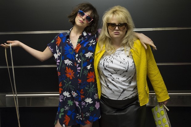 Single ma non troppo: trailer e clip in italiano della commedia con Dakota Johnson & Rebel Wilson