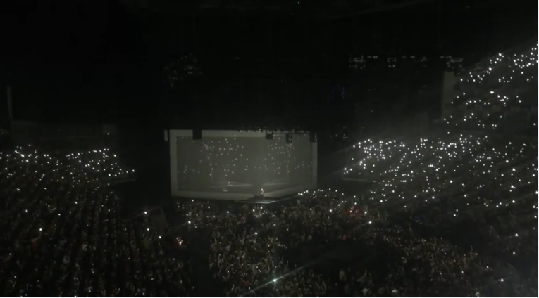 Attentati a Bruxelles – Adele ricorda le vittime cantando Make You Feel My Love [video]