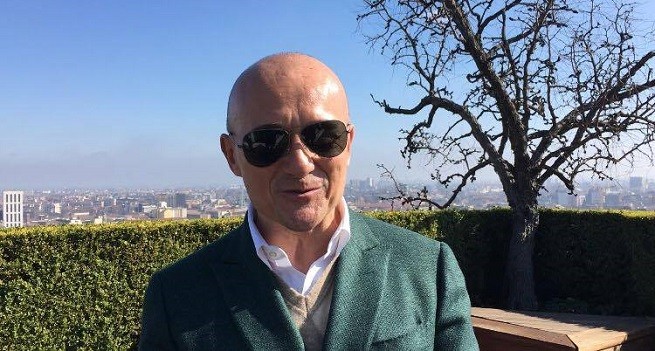Alfonso Signorini a Blogo: “Voglio andare a Playa Desnuda” (video)